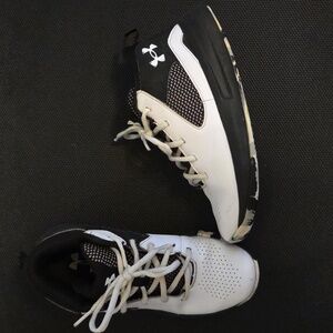 Under Armour Boys High Tops. Size 4